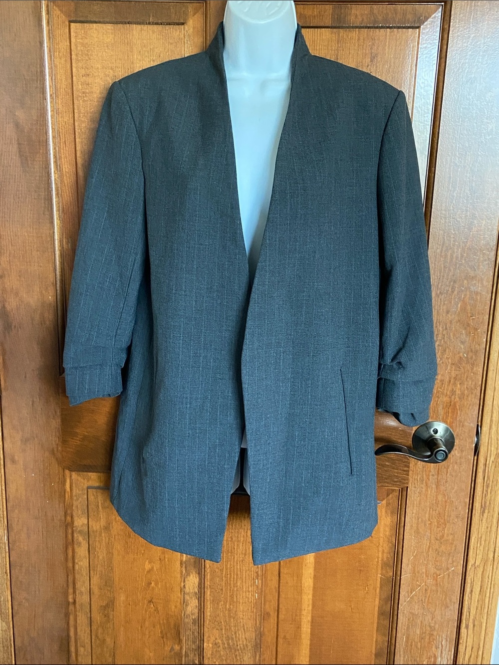 Aritzia Babaton Power Blazer dark grey colorway open front 3/4 sleeves Size 10 - Picture 4 of 16